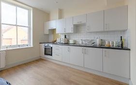 Apartment 7, Isabella House, Aparthotel, By Rentmyhouse
